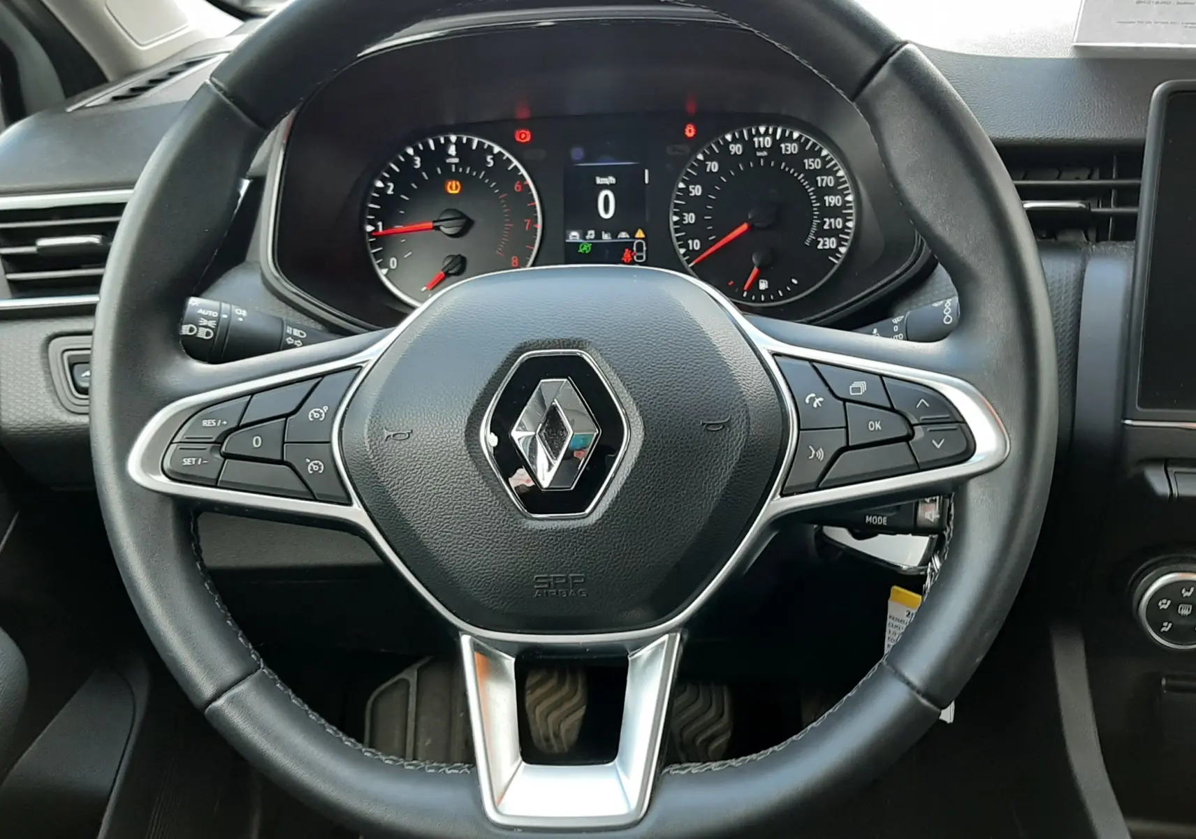 Vue frontale du volant noir de la Renault Clio V 1.0 TCE 90CH Équilibre, avec tableau de bord et compteurs visibles.