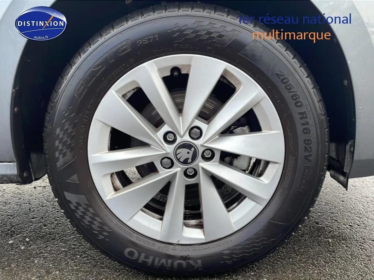 Gros plan sur la jante alu argentée et le pneu noir du côté gauche d’un Skoda Kamiq gris 2025.