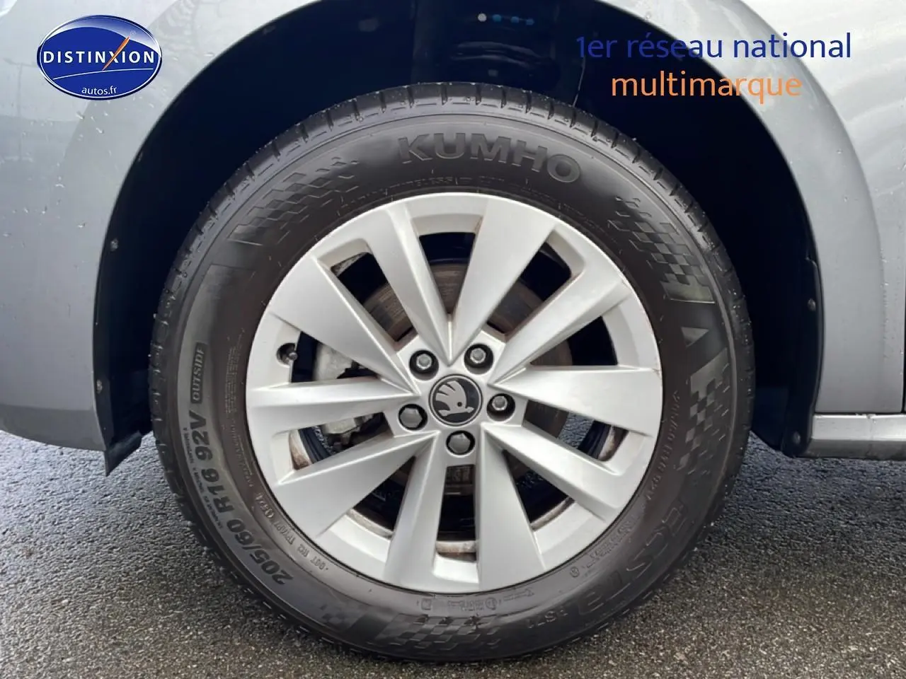 Gros plan sur la roue avant droite avec jante alu argentée du Skoda Kamiq gris 2025.