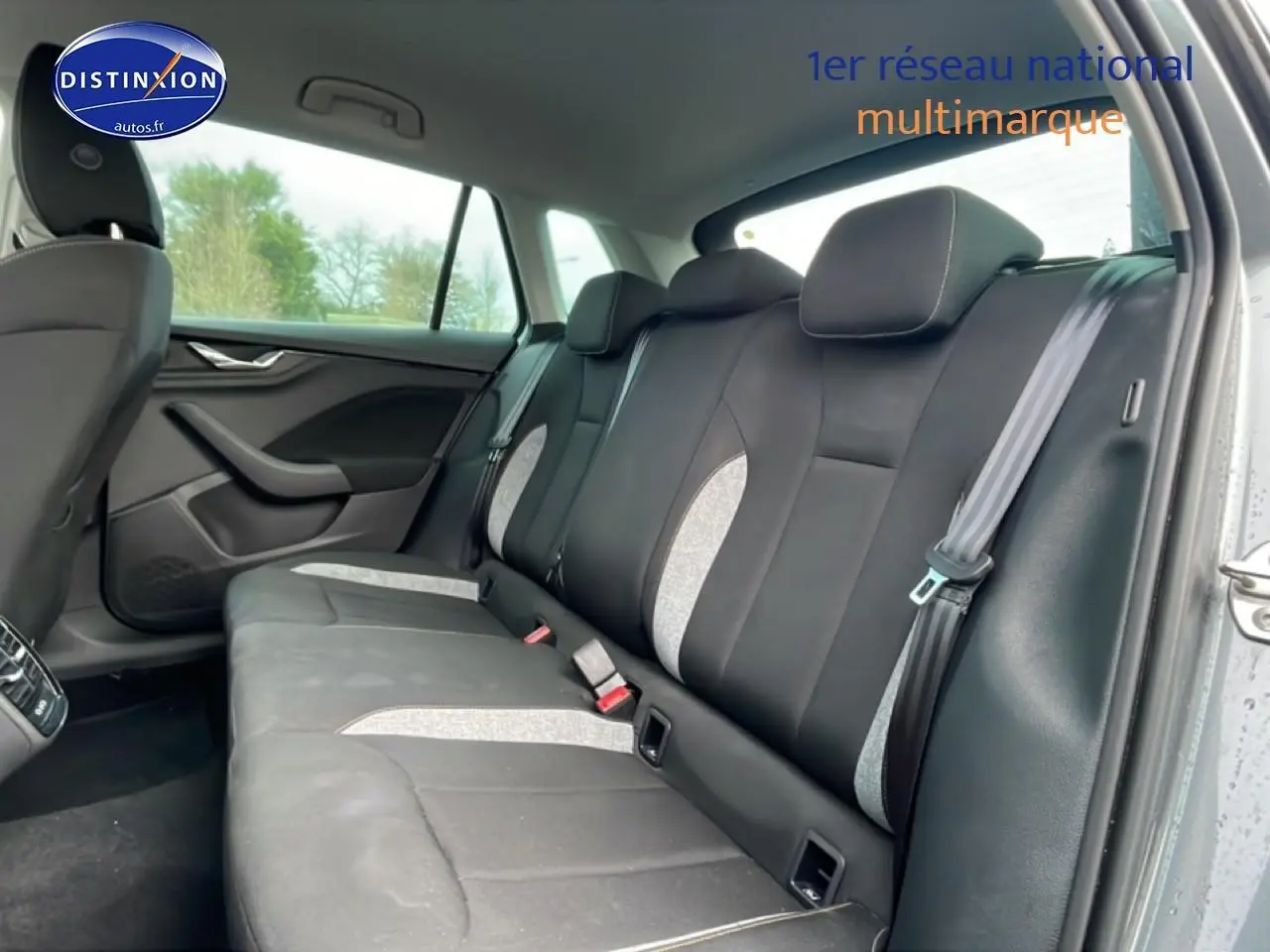 Vue intérieure côté droit sur la banquette arrière noire et grise du Skoda Kamiq gris 2025.
