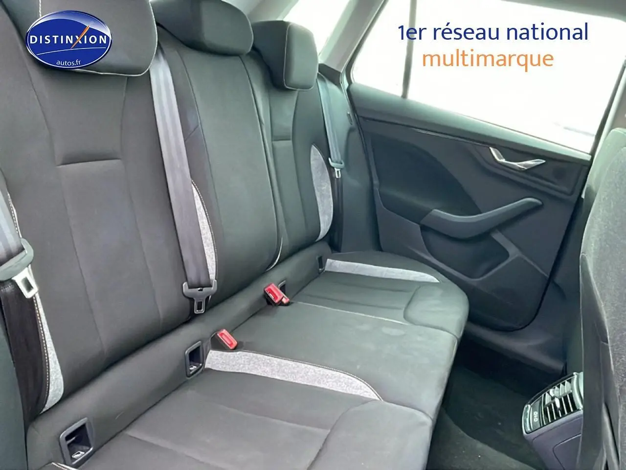 Vue intérieure arrière côté droit du Skoda Kamiq gris, montrant la banquette 3 places avec ceintures et appuie-têtes.