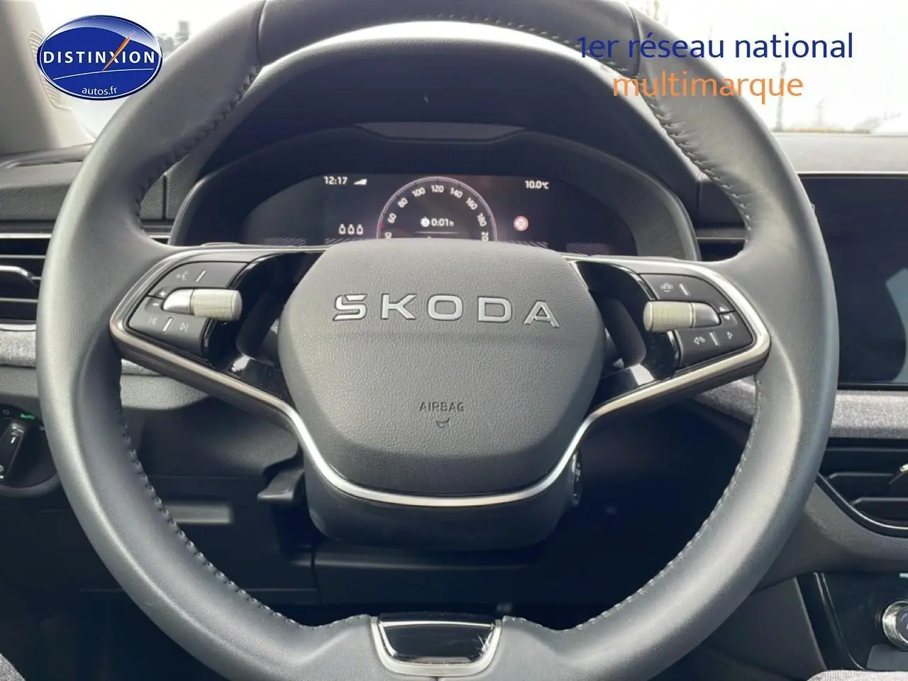 Volant cuir multifonction de Skoda Kamiq 2025 avec logo central et commandes intégrées, vue de face intérieure.