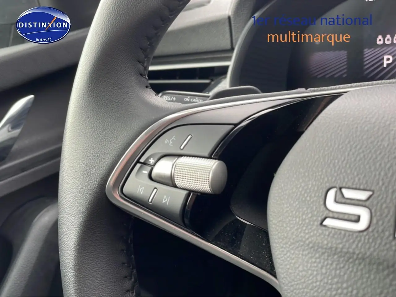 Gros plan sur le volant cuir noir du Skoda Kamiq 2025 avec commandes audio intégrées côté gauche.