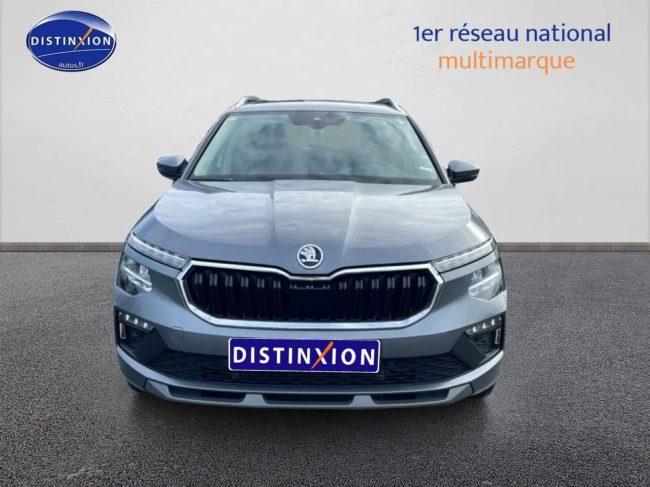 Vue frontale d'un Skoda Kamiq gris 2025 avec calandre chromée et feux LED distinctifs.