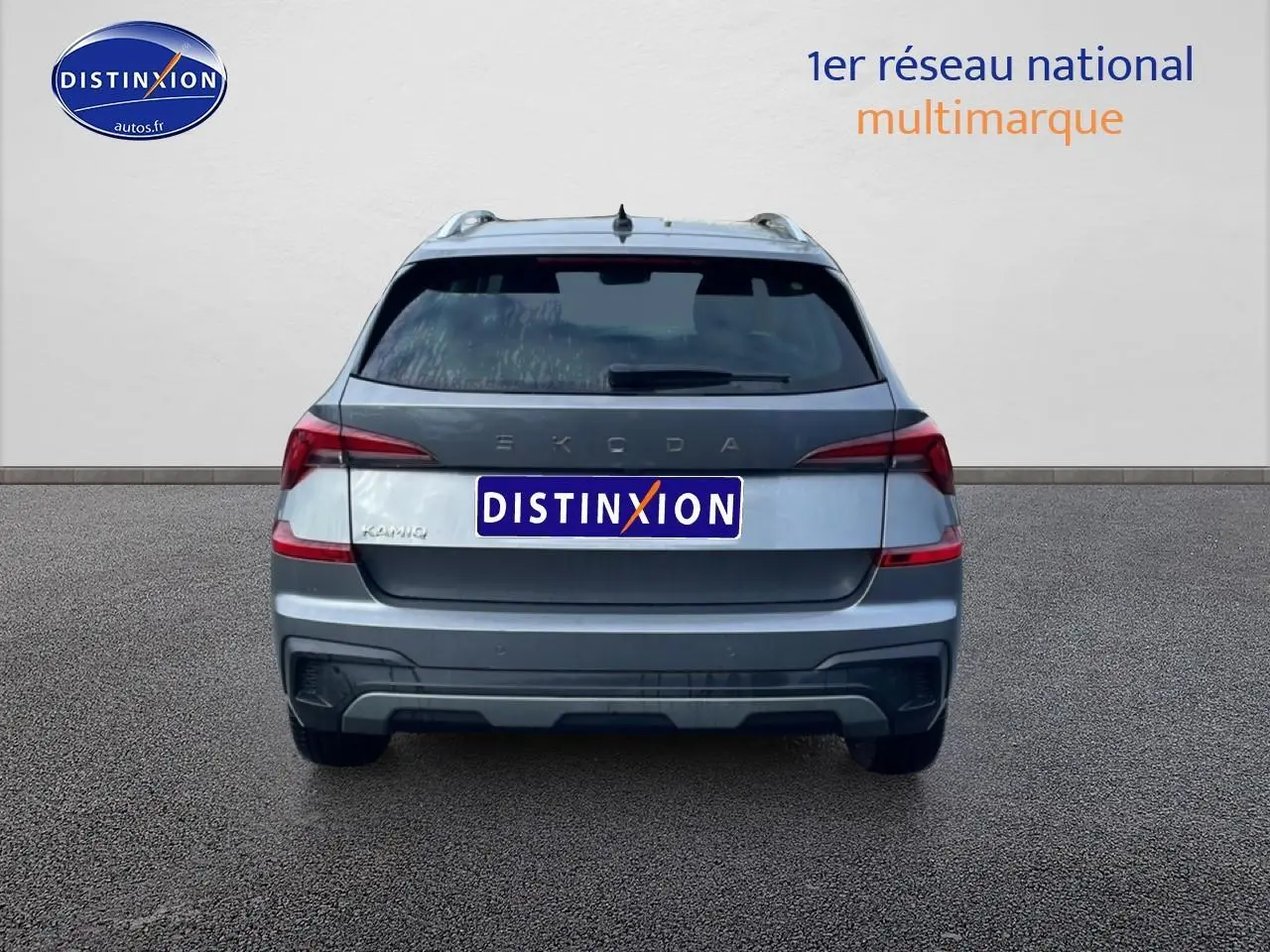 Vue arrière d'un Skoda Kamiq gris 2025 avec barres de toit et feux arrière LED distinctifs.