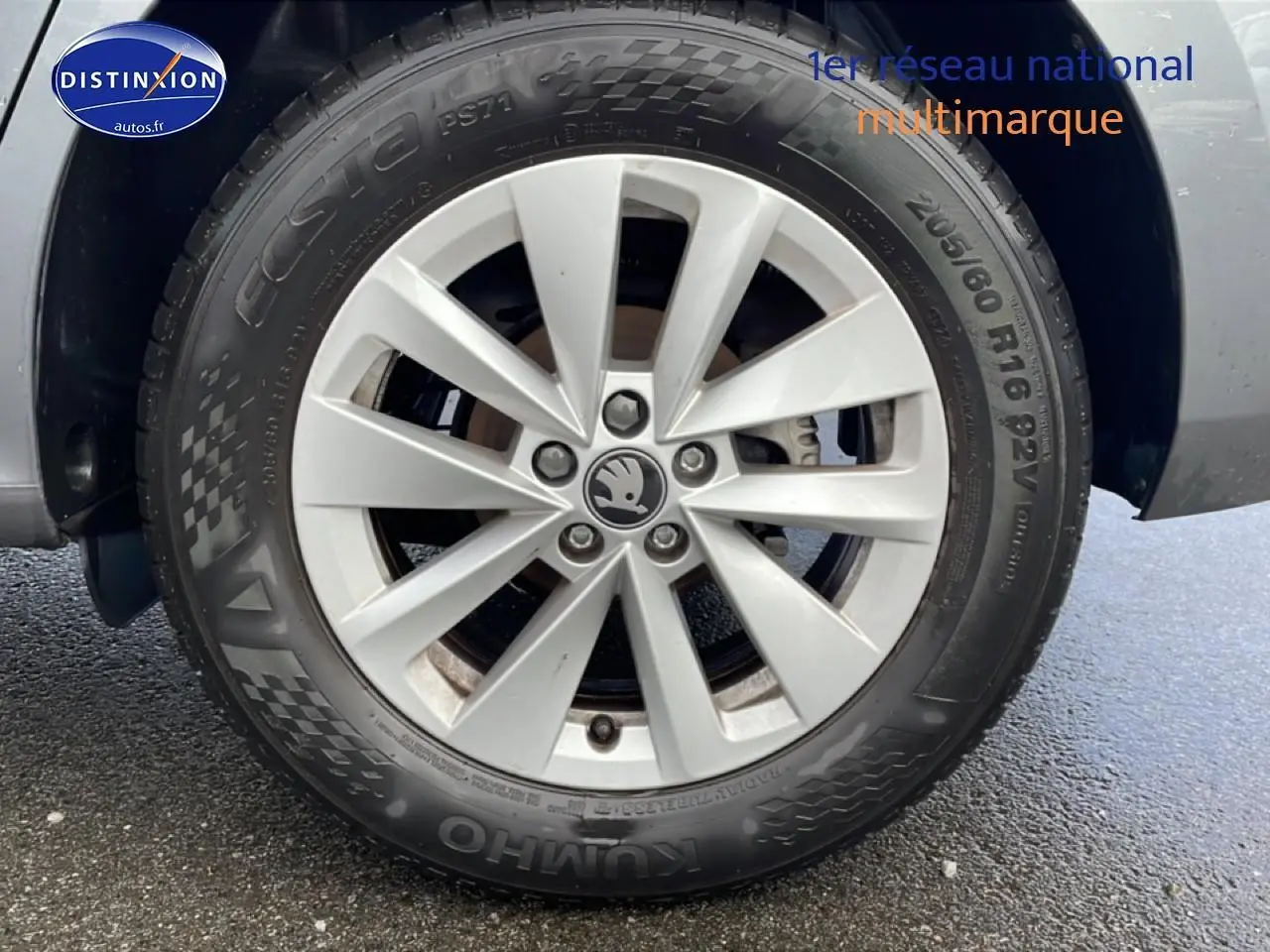 Gros plan sur la jante alu argentée et le pneu Kumho du côté arrière droit d’un Skoda Kamiq gris 2025.