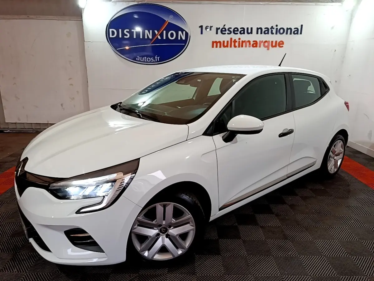 Renault Clio Business blanc vue 3/4 avant droit, phares LED allumés, jantes alliage et rétroviseurs blancs.