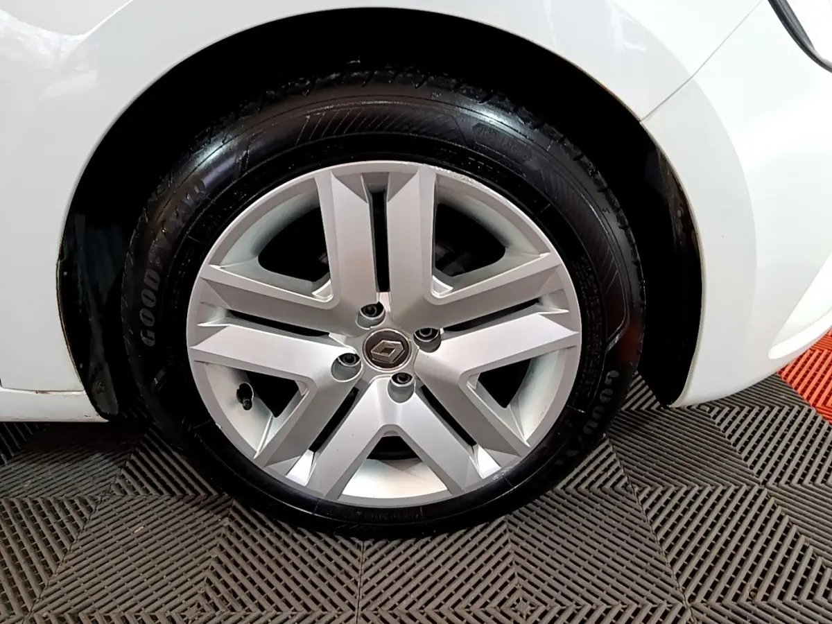 Gros plan sur la roue avant droite blanche d'une Renault Clio Business SCe 65 avec jante alliage à cinq branches.