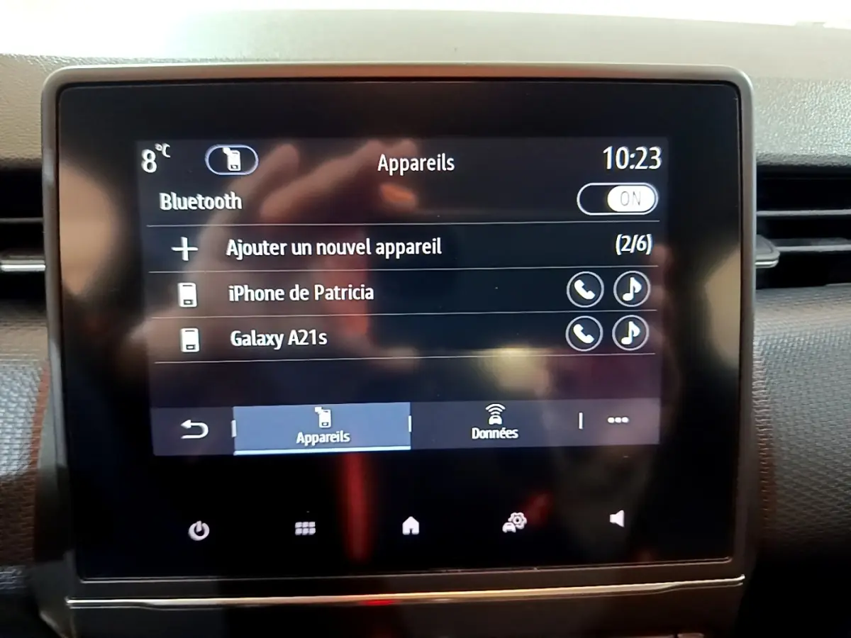 Écran tactile central de la Renault Clio Business blanc, affichant la connexion Bluetooth avec plusieurs appareils.