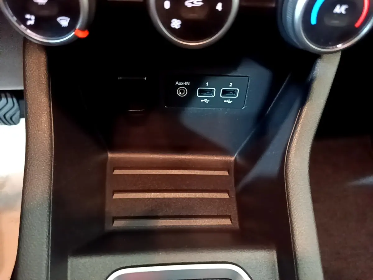 Vue rapprochée du compartiment central noir avec prises USB et Aux-IN de la Renault Clio Business blanche de 2021.