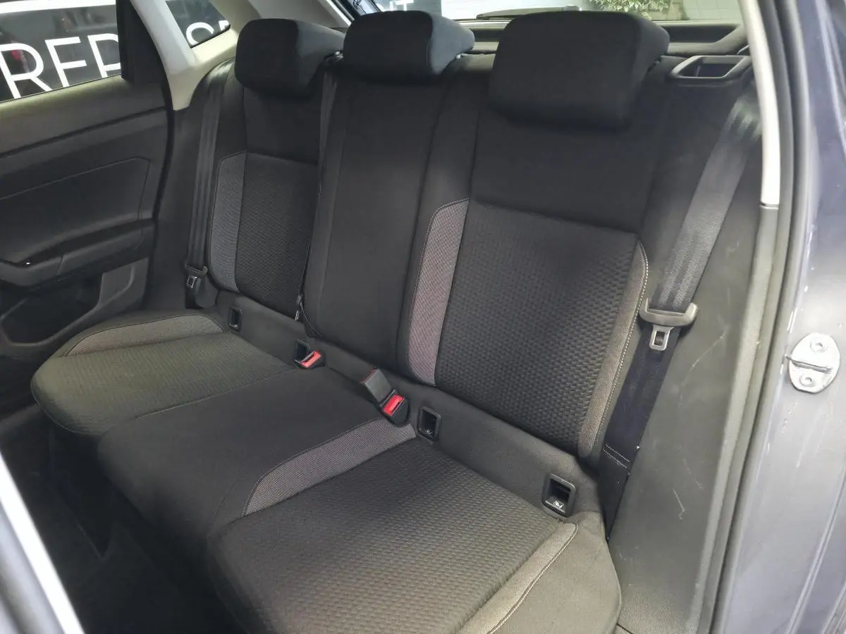 Vue intérieure côté arrière droit sur la banquette tissu noire de la Volkswagen Polo gris métallisé 2025 VI Edition.