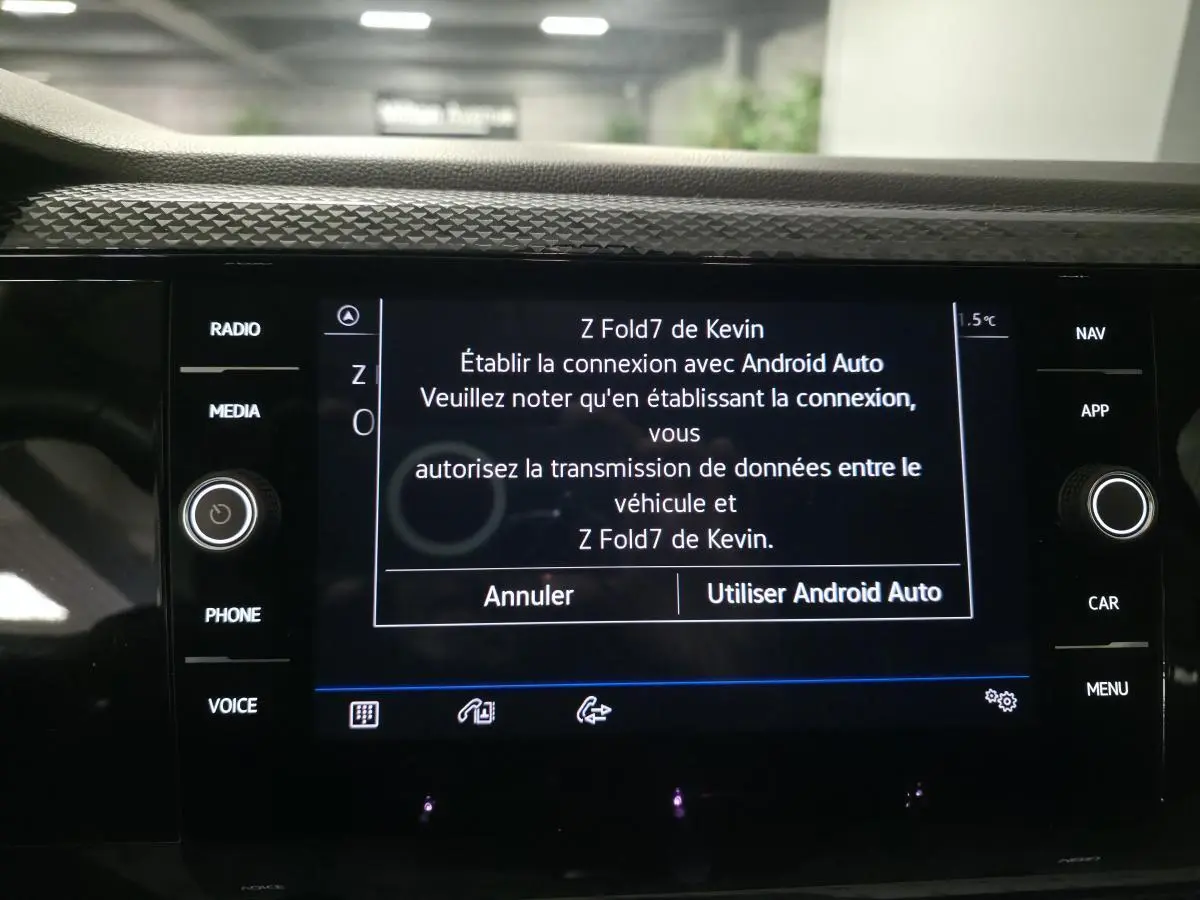 Écran tactile central de la Volkswagen Polo gris 2025 affichant la connexion Android Auto en cours.