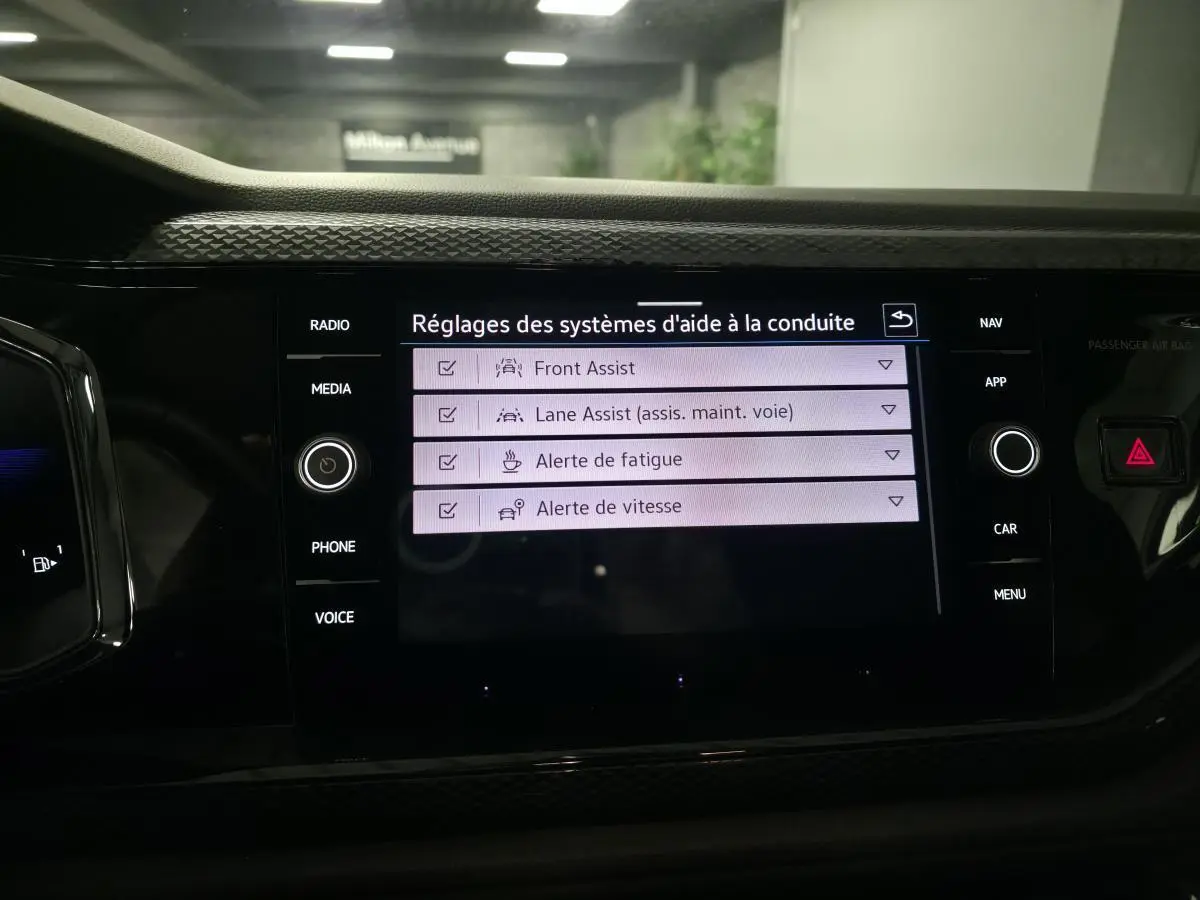 Écran tactile central de la Volkswagen Polo 2025 affichant les réglages d’aides à la conduite, vue de face.