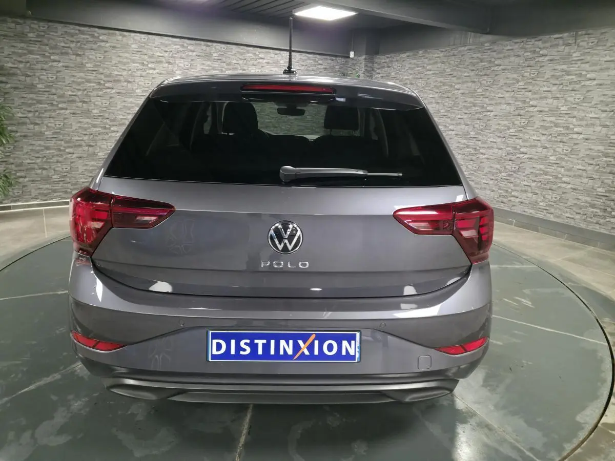 Vue arrière d'une Volkswagen Polo gris métallisé 2025 avec feux arrière LED et logo VW bien visible.