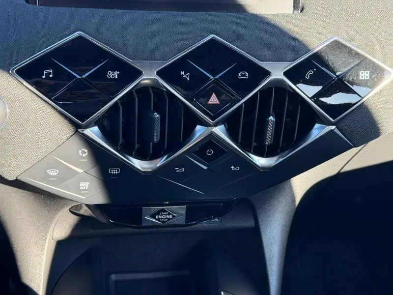 Vue rapprochée du tableau de bord du DS3 Crossback 2020, mettant en valeur les commandes tactiles noires et les aérateurs centraux chromés.