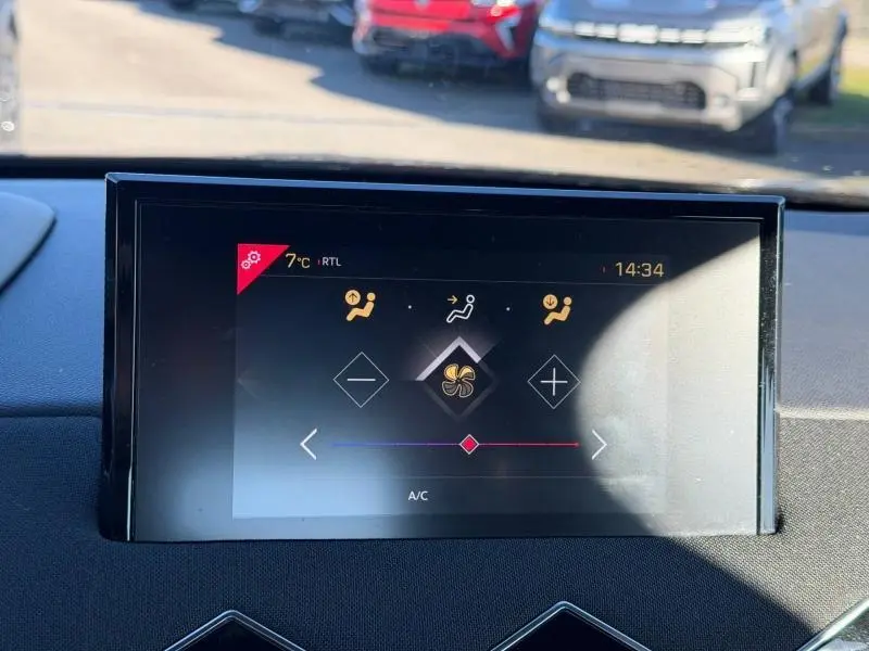 Écran tactile du tableau de bord du DS3 Crossback PureTech 2020 montrant les réglages de climatisation.