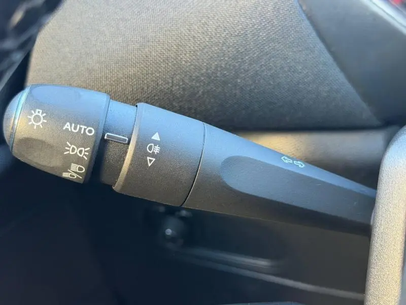 Gros plan sur la commande des phares et clignotants côté gauche du volant dans l’habitacle tissu Météorite du DS3 Crossback 2020.