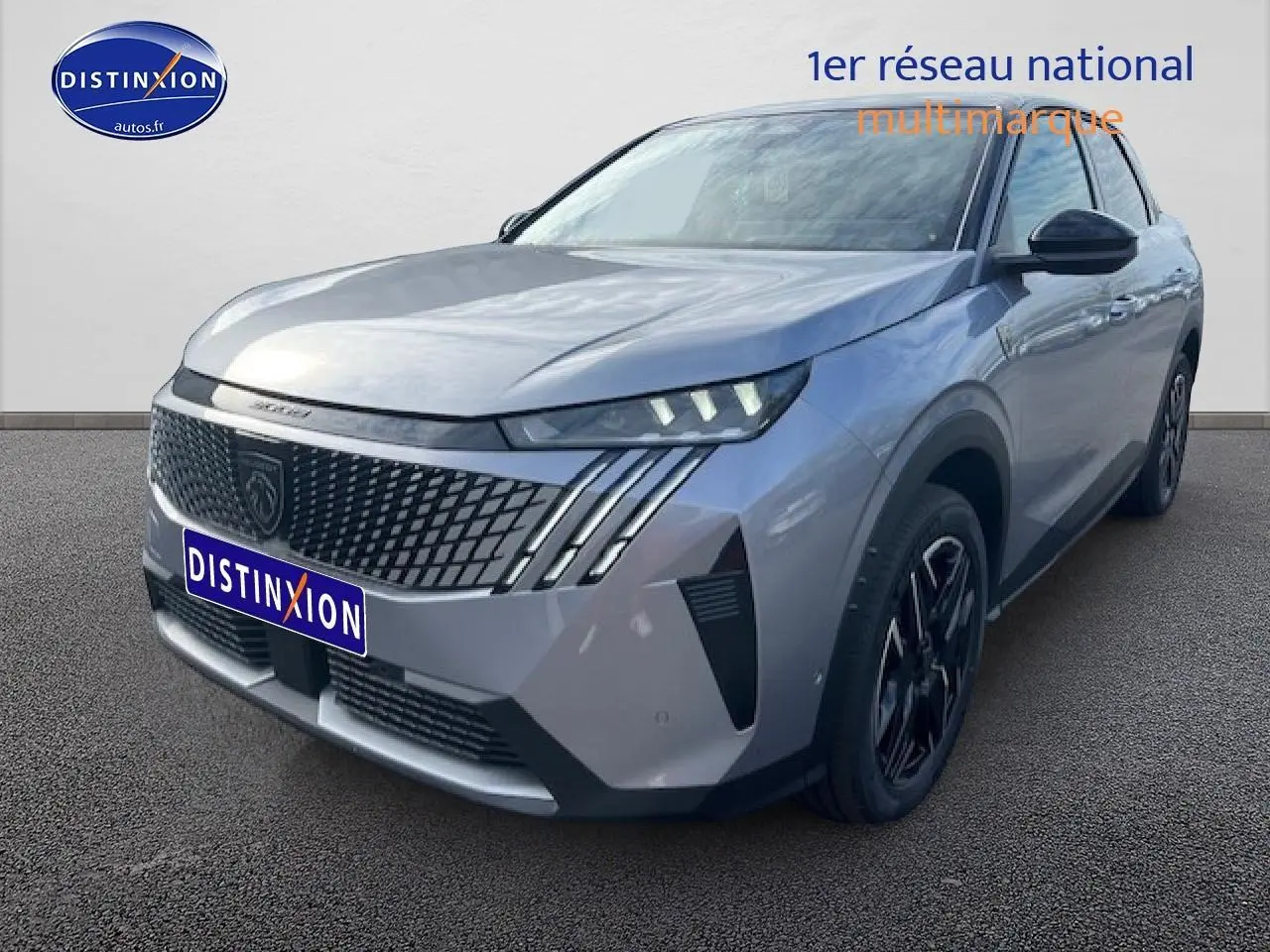 Peugeot 3008 gris artense vue 3/4 avant droit avec calandre distinctive et phares LED.