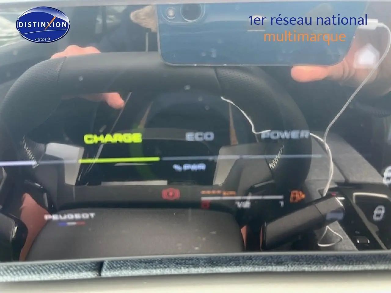 Vue rapprochée du tableau de bord numérique et du volant cuir du Peugeot 3008 gris Artense hybride 2025.