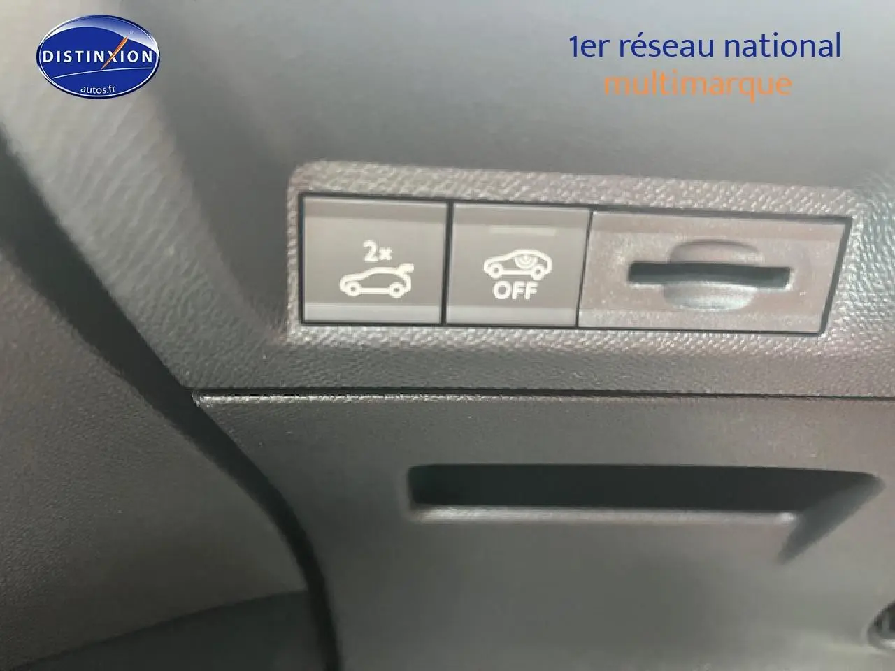 Boutons de commande du coffre et de l'aide au stationnement sur tableau de bord noir d'un Peugeot 3008 gris Artense.