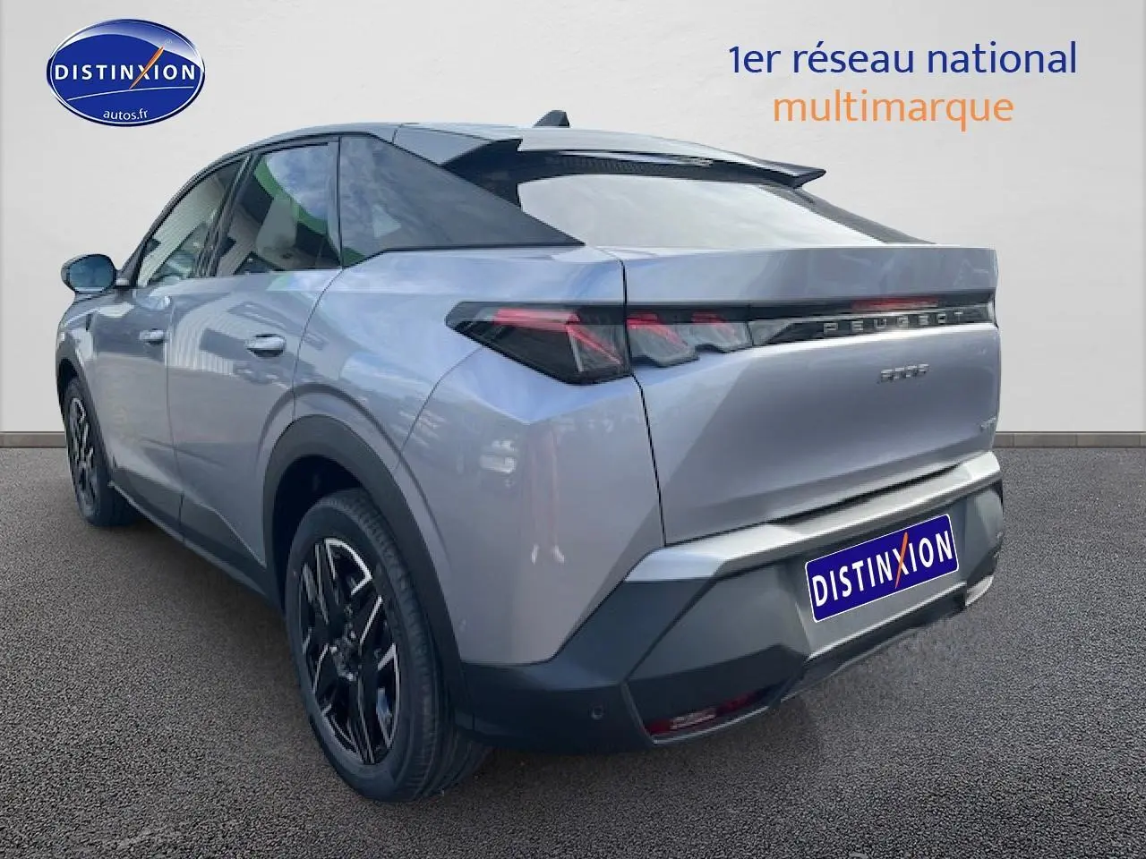 Vue 3/4 arrière gauche d’un Peugeot 3008 gris artense, soulignant ses feux LED et jantes alu noires.
