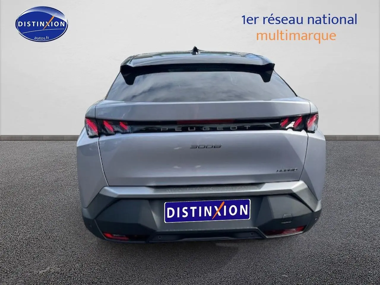 Vue arrière d'un Peugeot 3008 gris Artense avec feux LED et becquet noir sur fond neutre.