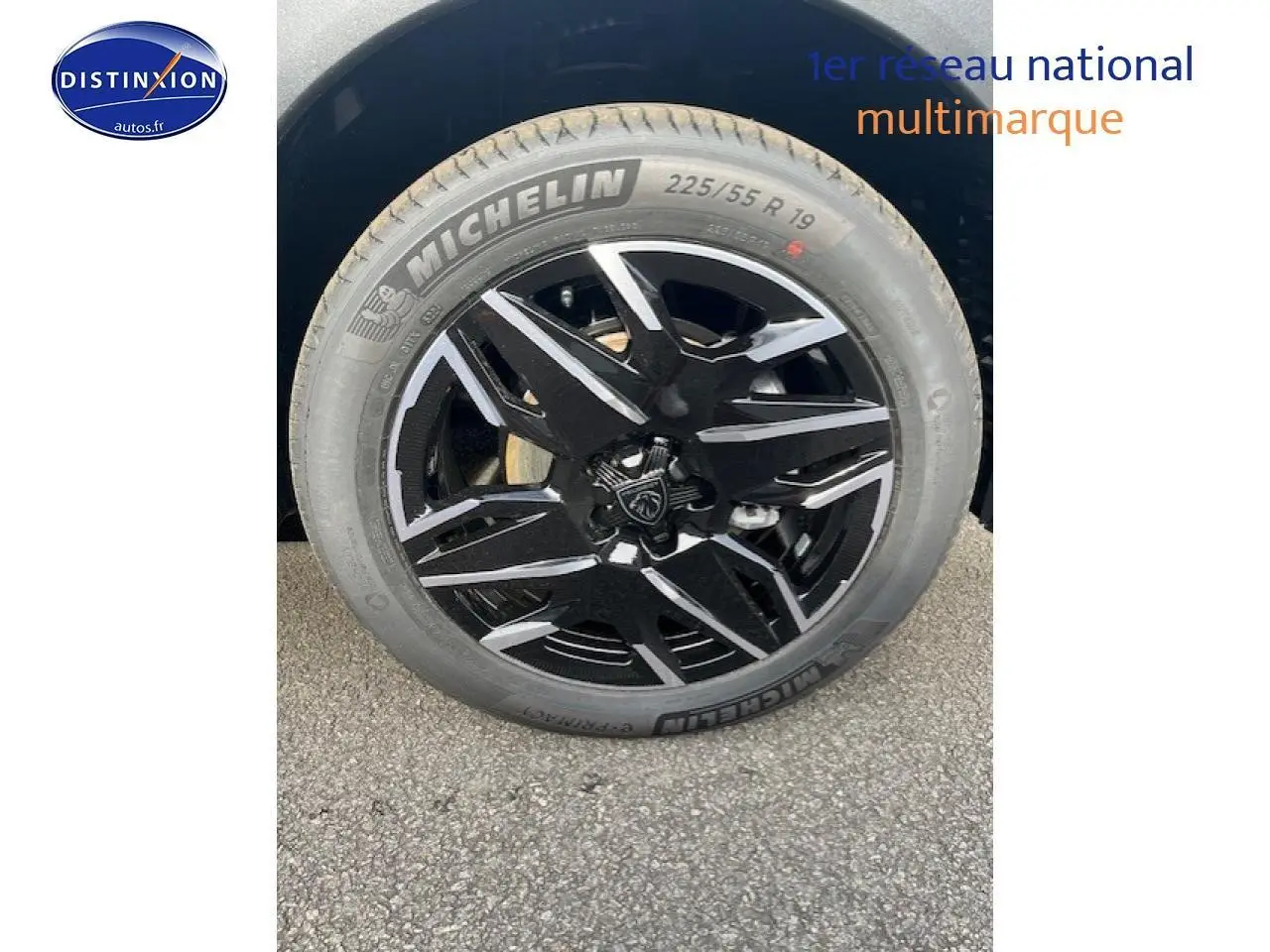 Gros plan sur la roue avant droite du Peugeot 3008 gris Artense avec jante alu noire et détails argentés.