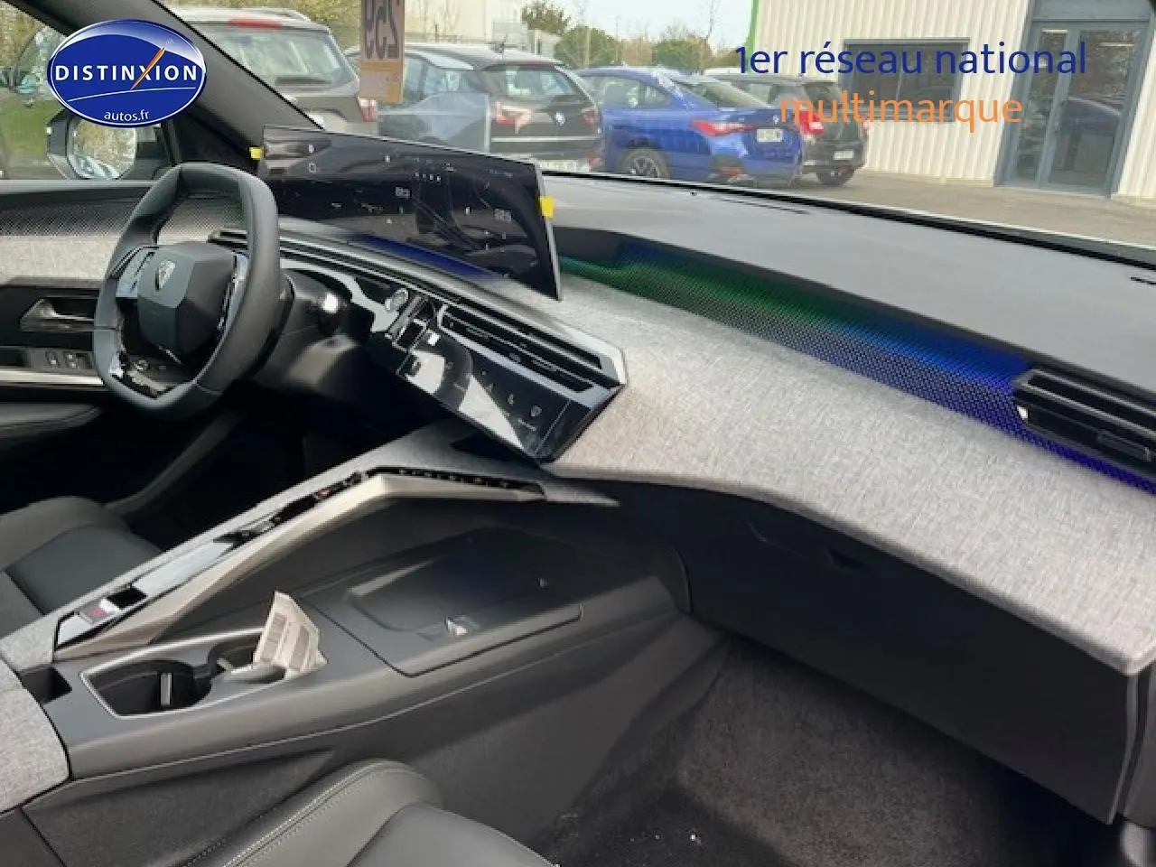 Vue intérieure côté conducteur du Peugeot 3008 gris Artense 2025, avec tableau de bord moderne et éclairage d'ambiance bleu.