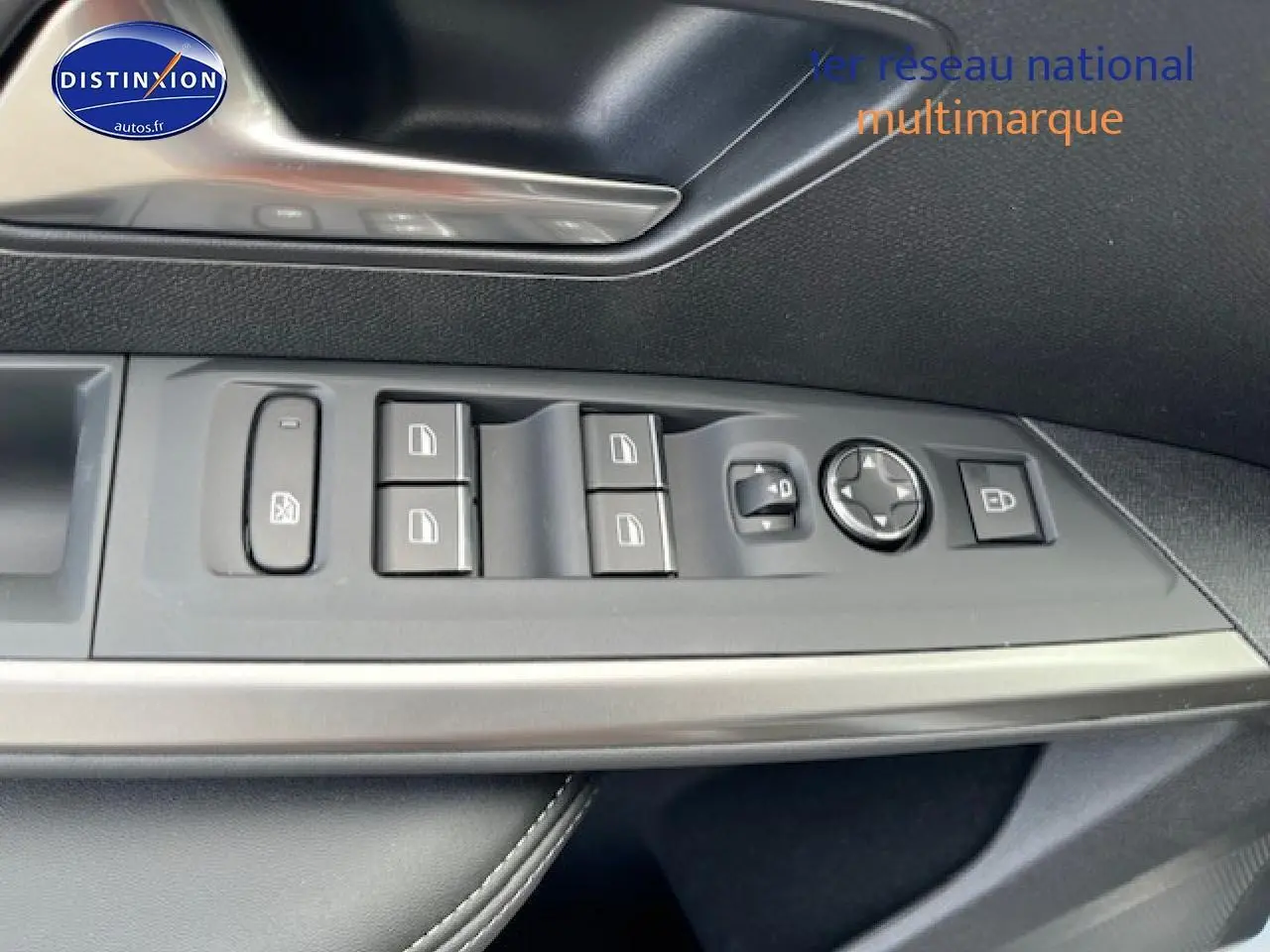 Gros plan sur la commande des vitres et rétroviseurs côté conducteur du Peugeot 3008 gris Artense 2025.