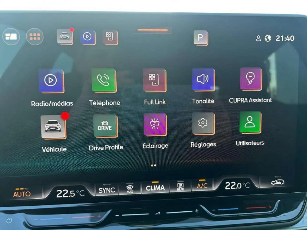 Écran tactile intérieur du CUPRA Formentor blanc 2025, affichant les réglages multimédias et climatisation.