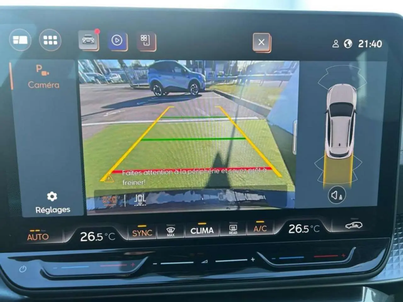 Affichage caméra de recul du CUPRA Formentor blanc 2025, vue arrière avec lignes de guidage colorées sur écran tactile.