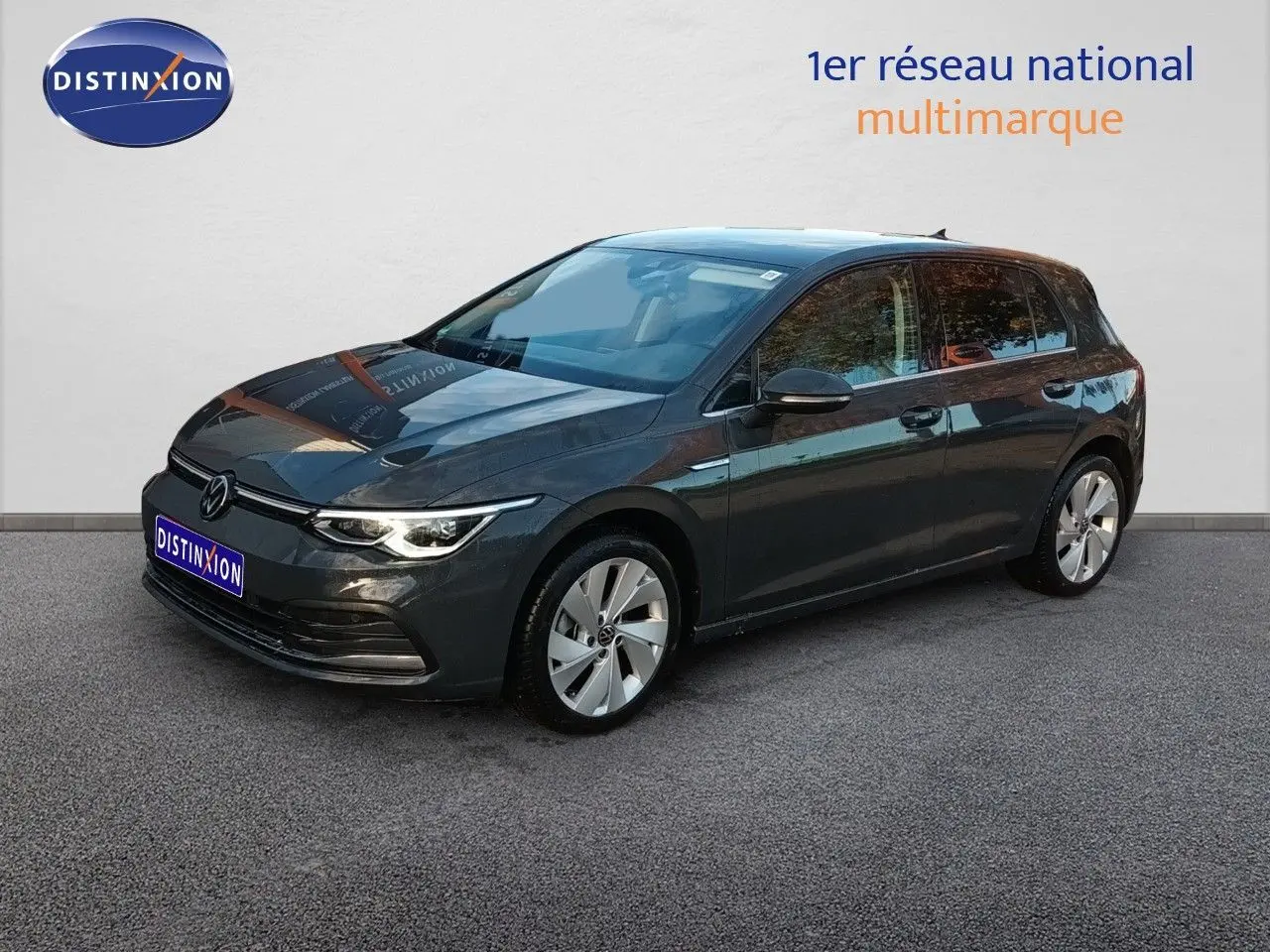 Volkswagen Golf 1.5 TSI 130ch Style gris Urano en 3/4 avant droit avec jantes alliage et phares LED allumés.