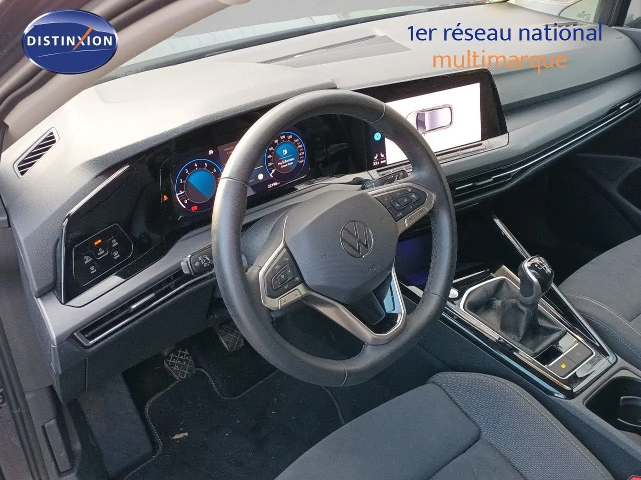 Vue intérieure côté conducteur de la Volkswagen Golf 1.5 TSI 130CH Style 2024, volant cuir et levier de vitesses manuel.