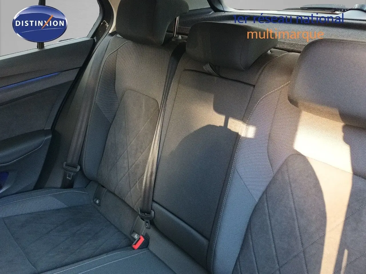 Vue intérieure sur les sièges arrière gris noir de la Volkswagen Golf 1.5 TSI 130CH Style 2024 avec ceintures visibles.