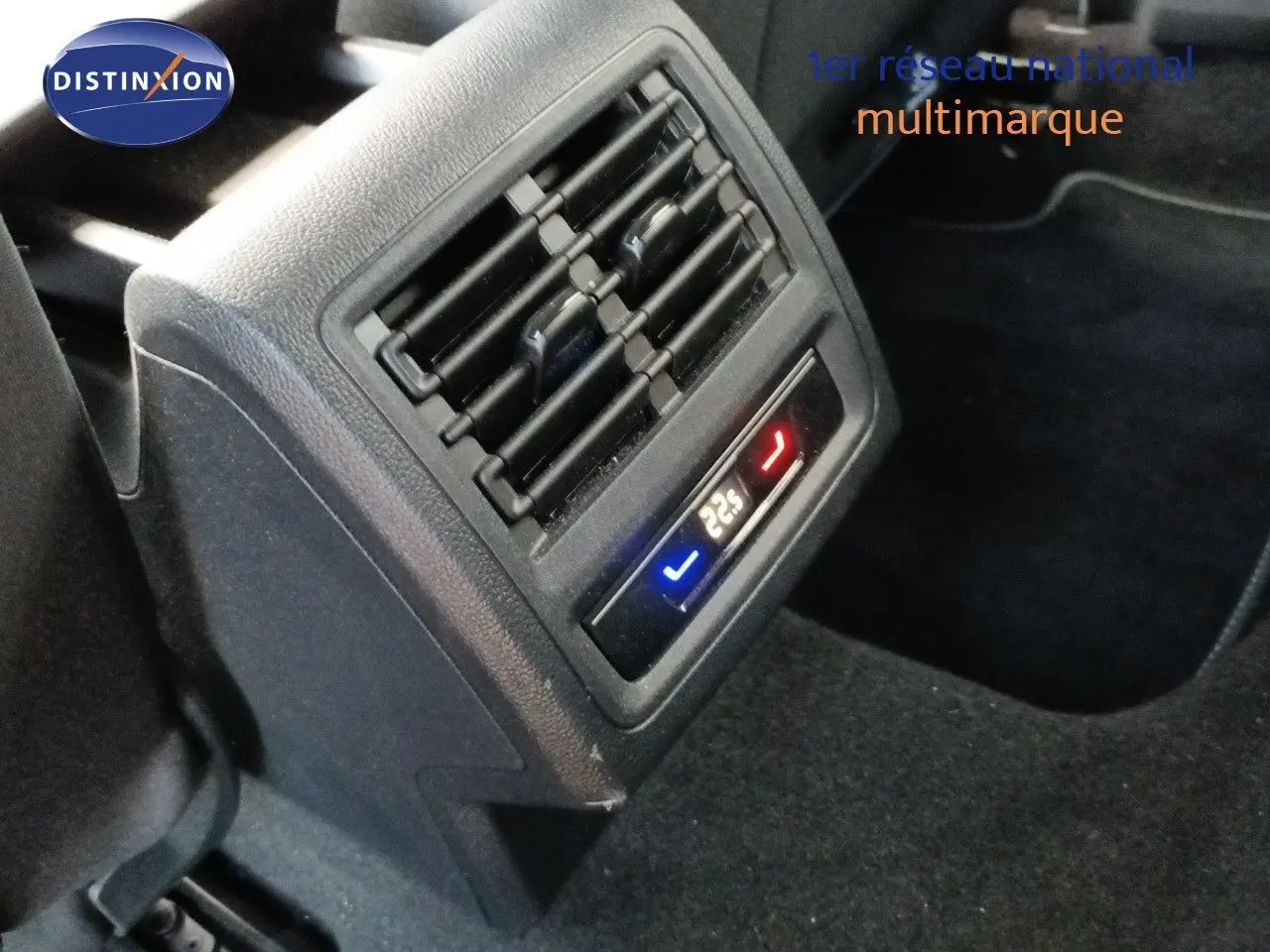 Détail de la console arrière avec diffuseurs d'air et commande de climatisation digitale dans une Volkswagen Golf gris Urano 2024.