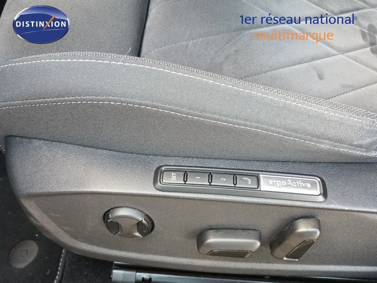 Détail des commandes de réglage électrique du siège conducteur gris noir de la Volkswagen Golf 1.5 TSI 130CH Style 2024.