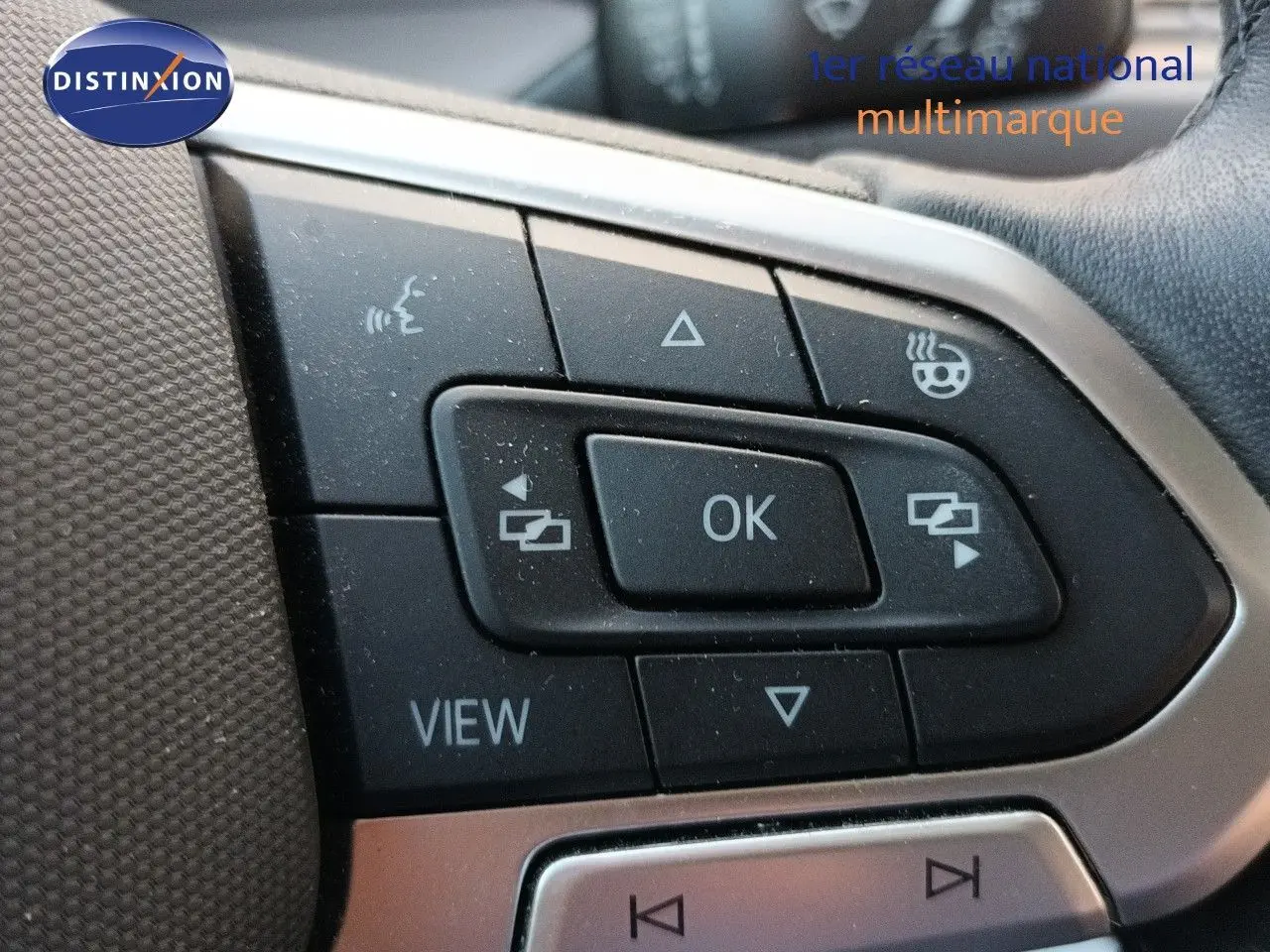 Gros plan sur les commandes au volant d'une Volkswagen Golf 1.5 TSI 130ch Style 2024 en gris Urano.
