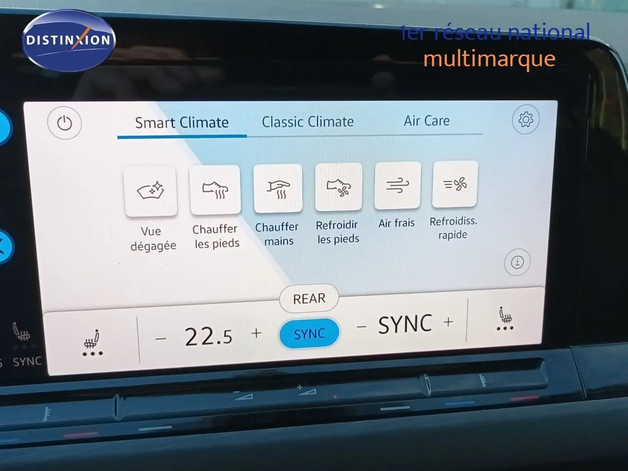 Vue de face du tableau de bord de la Volkswagen Golf 1.5 TSI 130ch Style 2024 en gris Urano, avec écran tactile de climatisation.