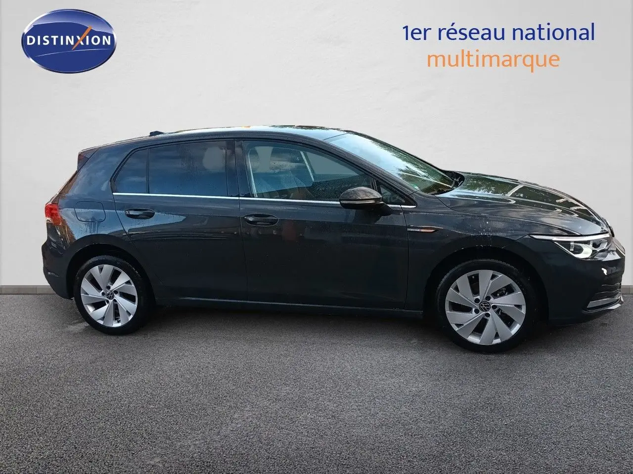 Vue de profil côté gauche d'une Volkswagen Golf 1.5 TSI 130ch Style gris Urano avec jantes alliage et vitres teintées.