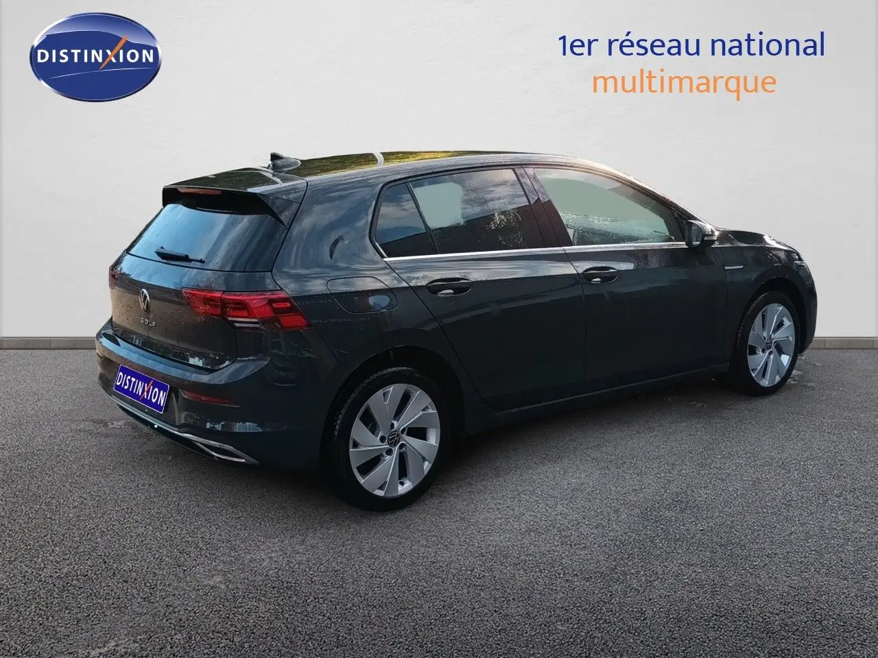 Vue 3/4 arrière droite d'une Volkswagen Golf 1.5 TSI Style gris Urano avec jantes alliage et vitres teintées.