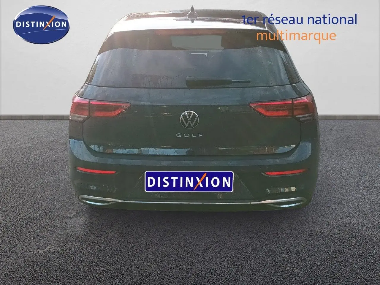 Vue arrière d'une Volkswagen Golf 1.5 TSI 130ch Style gris Urano avec feux LED et double sortie d'échappement chromée.