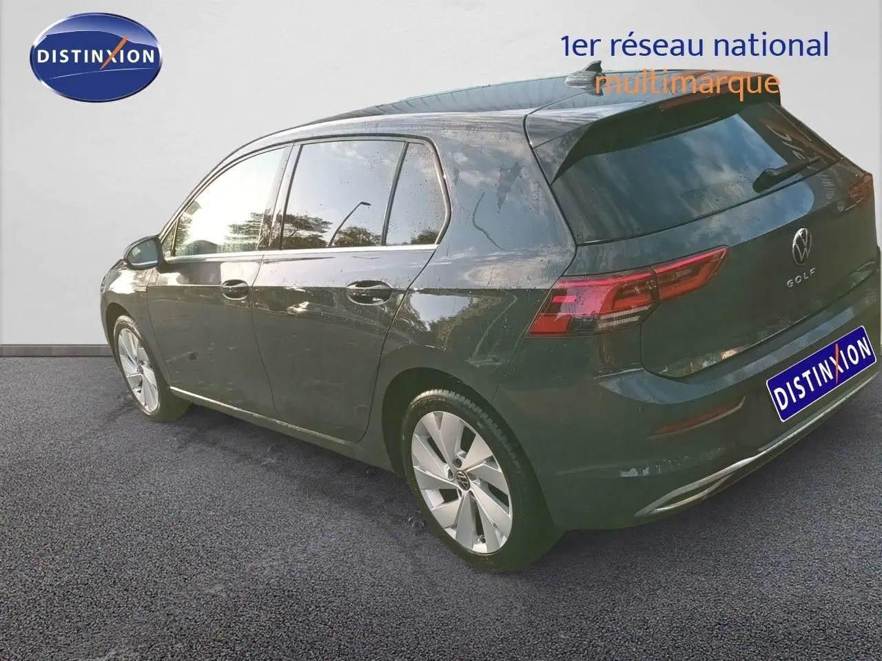 Vue 3/4 arrière droite d'une Volkswagen Golf 1.5 TSI 130ch Style gris Urano avec jantes alliage et feux LED arrière.