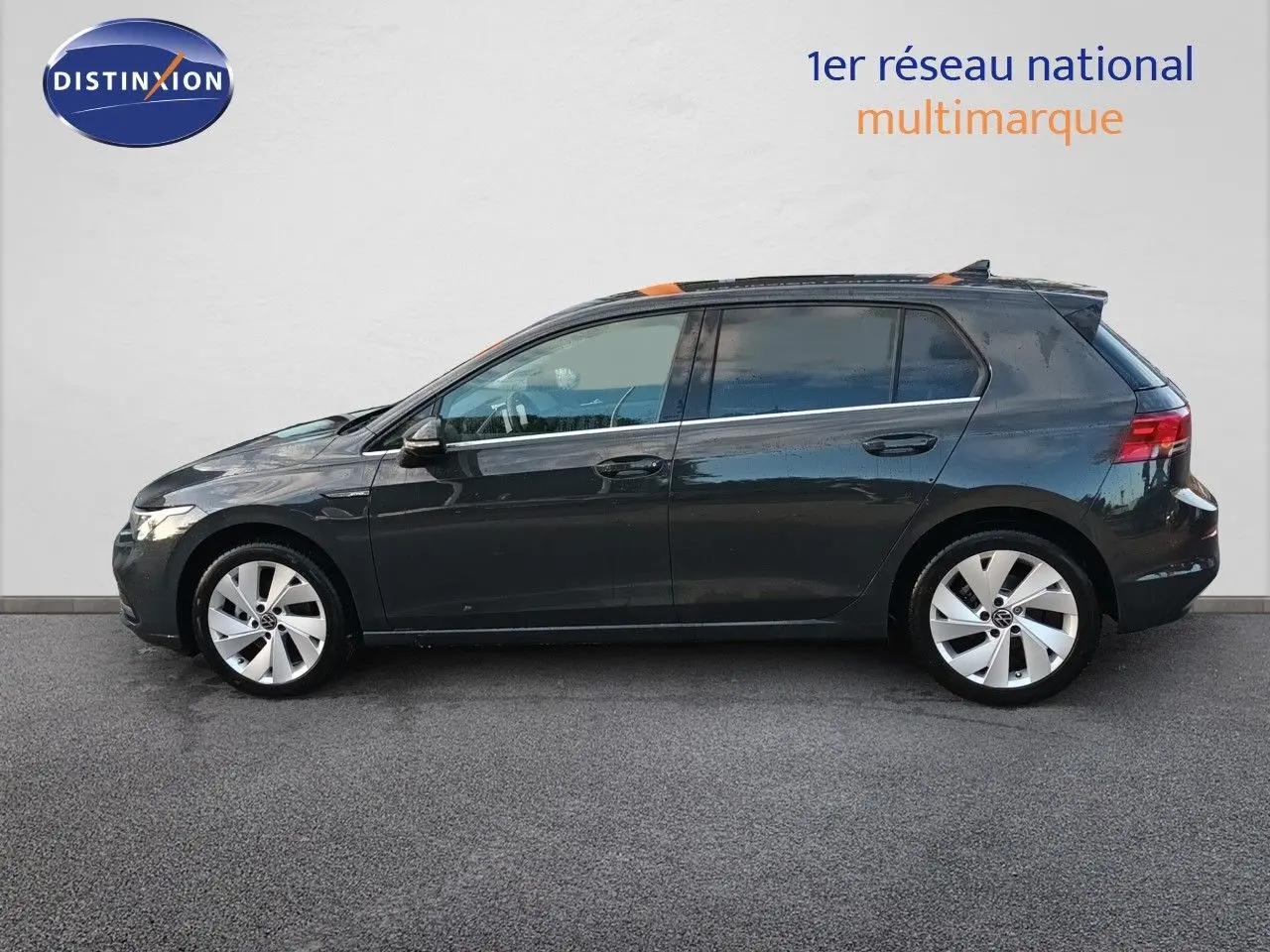 Vue de profil côté gauche d'une Volkswagen Golf 1.5 TSI 130CH Style gris Urano avec jantes alliage et vitres teintées.