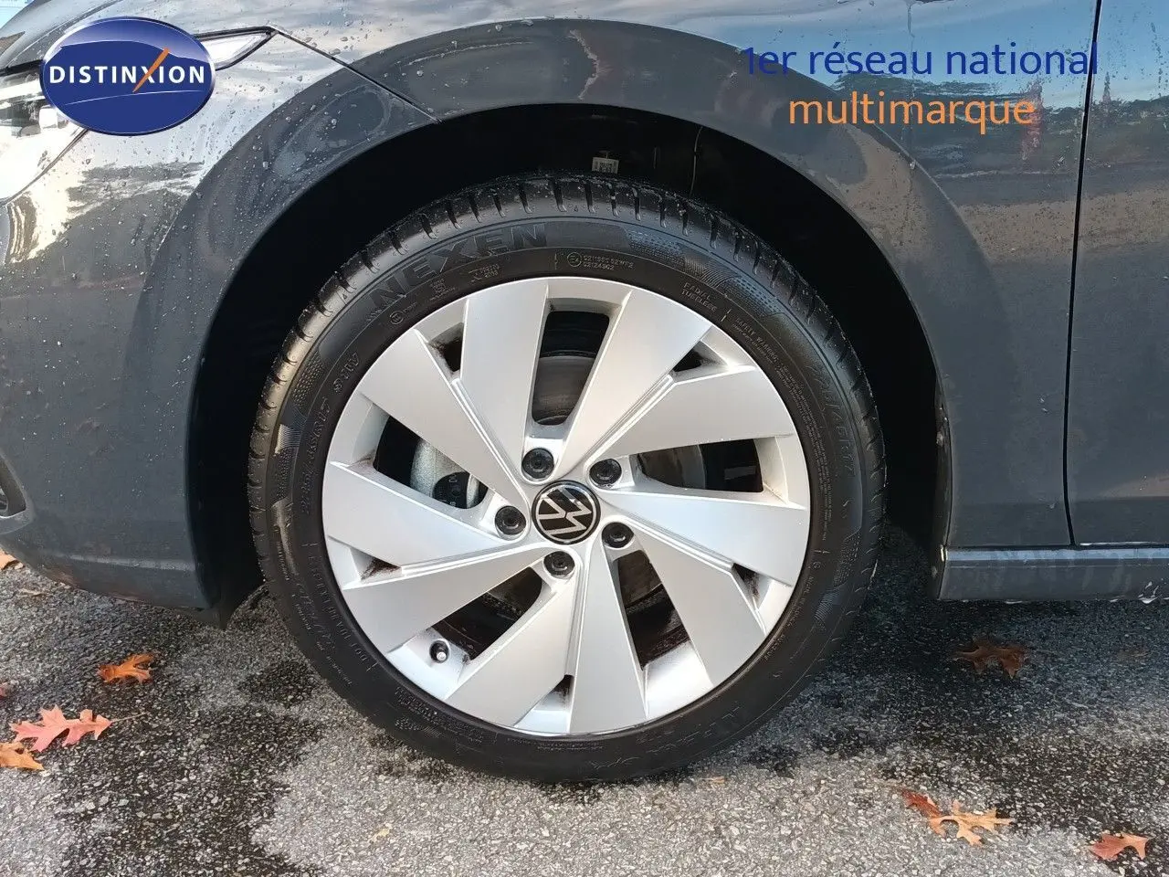 Gros plan sur la roue avant gauche d'une Volkswagen Golf 1.5 TSI 130ch Style gris Urano avec jante alliage 17 pouces.