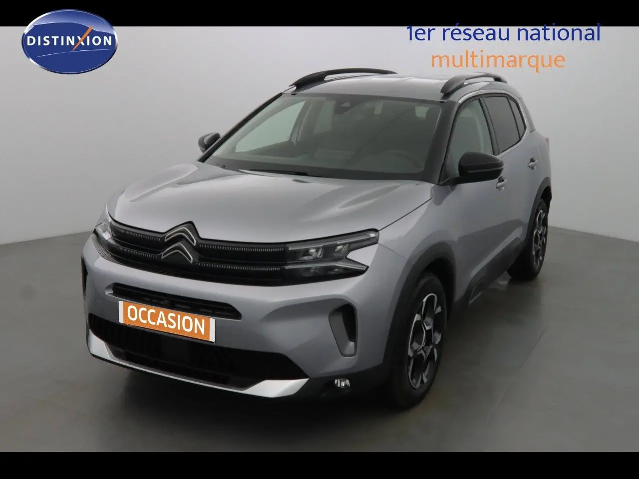 Citroën C5 Aircross gris Artense métal en 3/4 avant droit dans un studio lumineux sans décor.