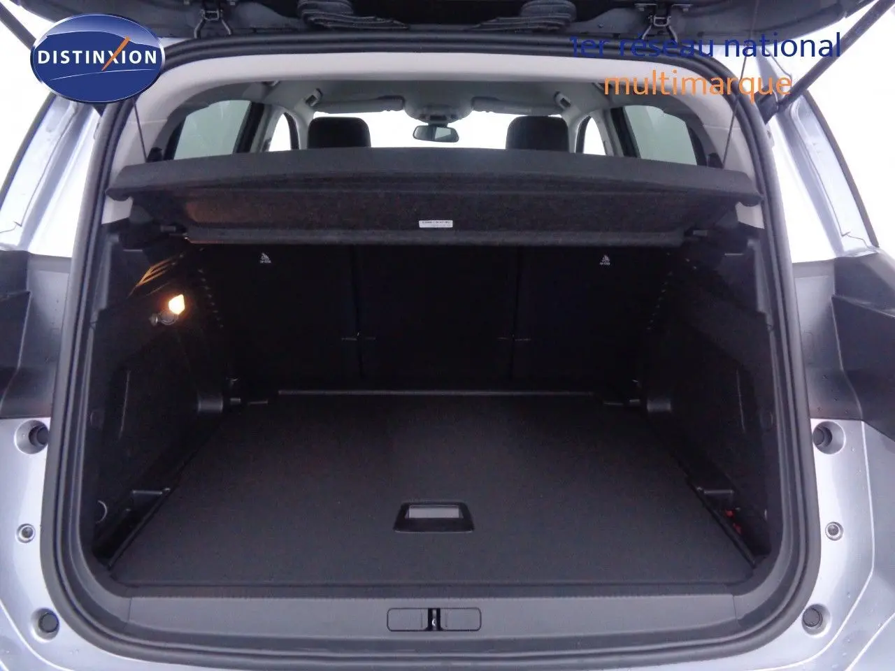 Gros plan sur la commande de régulateur de vitesse du Citroën C5 Aircross 2022 en cuir minoir gris artense metal.