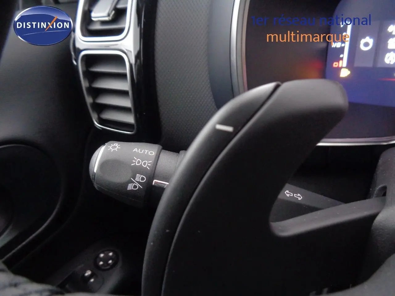 Vue rapprochée du volant cuir noir et tableau de bord digital du Citroën C5 Aircross gris Artense 2022 finition Shine.