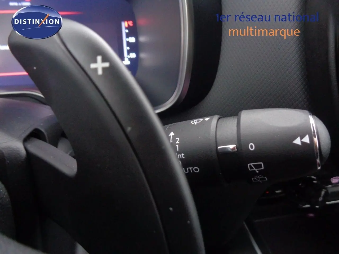 Coffre ouvert du Citroën C5 Aircross gris Artense métal, vue arrière montrant l'espace de chargement vide et la tablette cache-bagages.