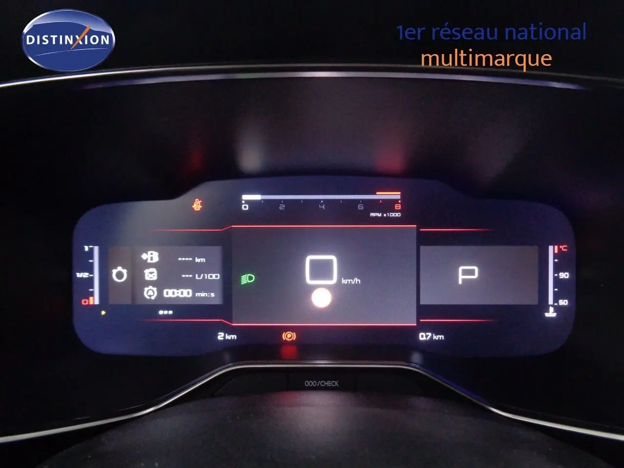 Gros plan sur la roue avant gauche du Citroën C5 Aircross gris Artense avec jante alliage bicolore au design moderne.