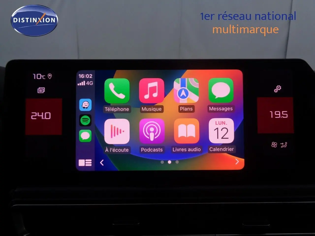 Gros plan sur la commande des phares à gauche du volant dans l'habitacle du Citroën C5 Aircross gris 2022.